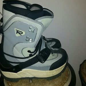 Snowboarding boots
